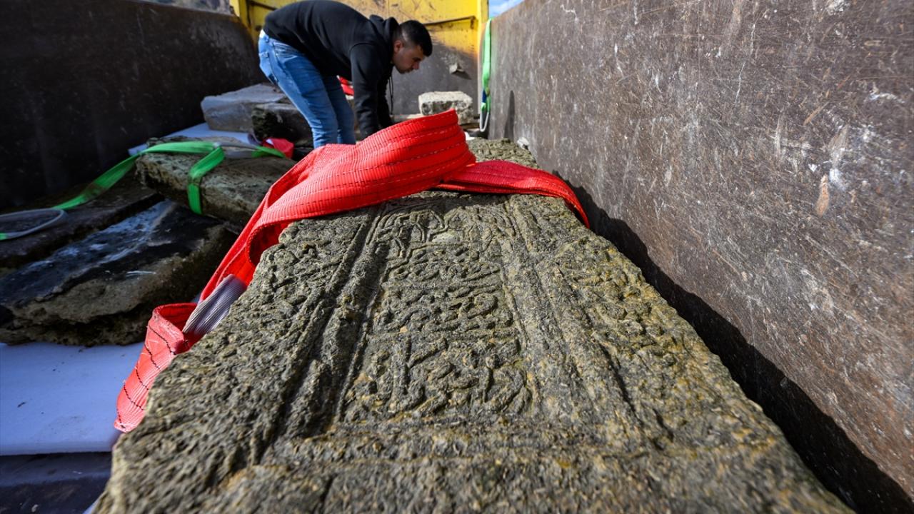 Taşlar Selçuklu Mezarlığına yerleştirilecek