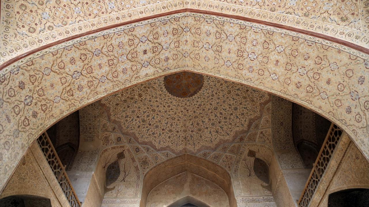 Her salonda farklı mimari hatlar ve süslemeler mevcut