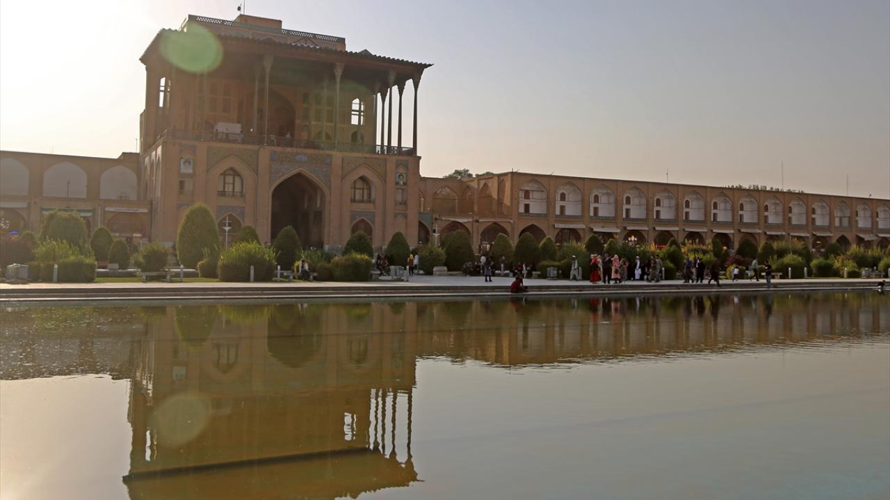 Şah ailesinin meydandaki etkinlikleri izlediği teras