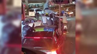 Asker uğurlamak için yolu trafiğe kapattılar