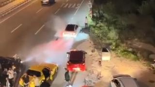 Biri havaya ateş etti, diğeri lastik yaktı:  O anlar kamerada