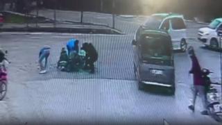 Vatandaşlar düşen zeytinleri toplamak için seferber oldu