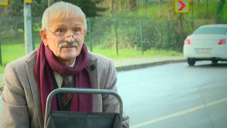 Üniforması takım elbise olan su satıcısı