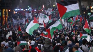 Paris'te binlerce kişi soğuk havaya rağmen Gazze için sokağa indi