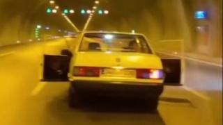 Aracın ön kapıları açıkken ilerleyen sürücünün ehliyetine 2 ay el konuldu