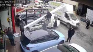 Seyir halindeki araç, yükleme yapılan kamyonete çarptı