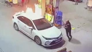 Yakıt doldurulan otomobil alev aldı