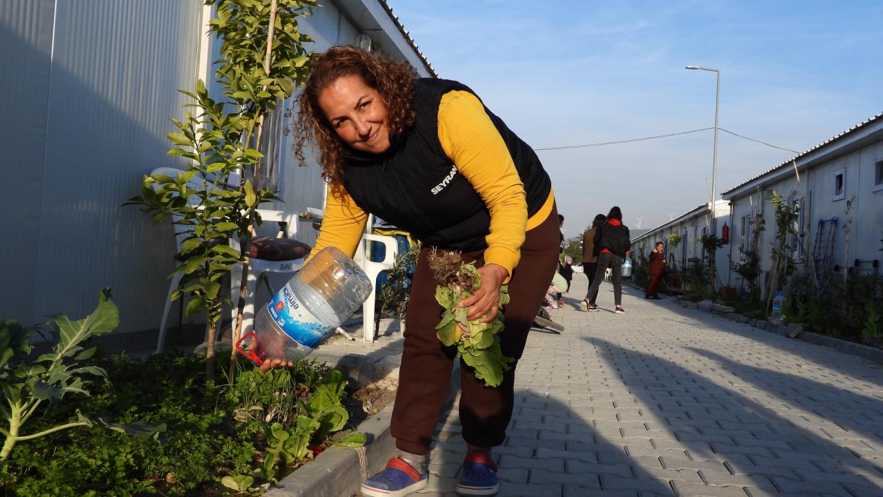 “Çiçeklerle uğraşırken stresimizi atıyoruz, deprem korkusunu atmaya çalışıyoruz”