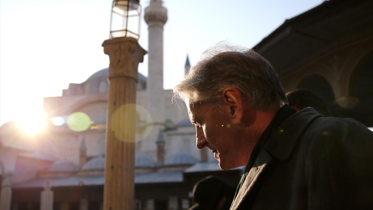 Katolik papazken Müslüman olan ABD'li profesör Mevlana'nın öğretisini kıtalara yayıyor