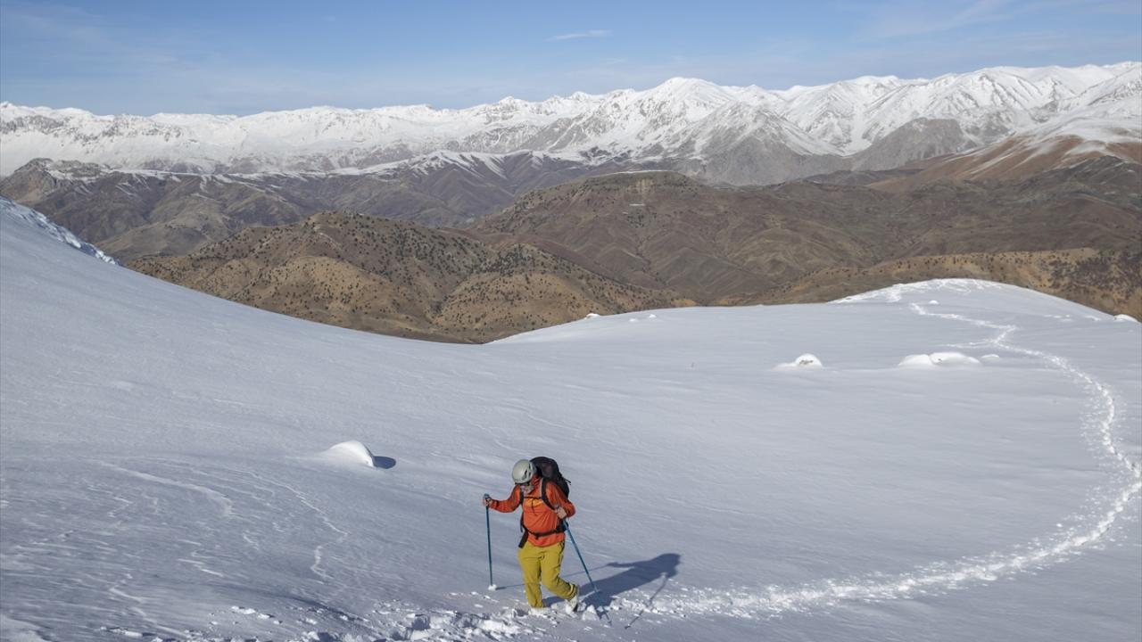 Karlı arazide 6,5 saat yol yürüyorlar