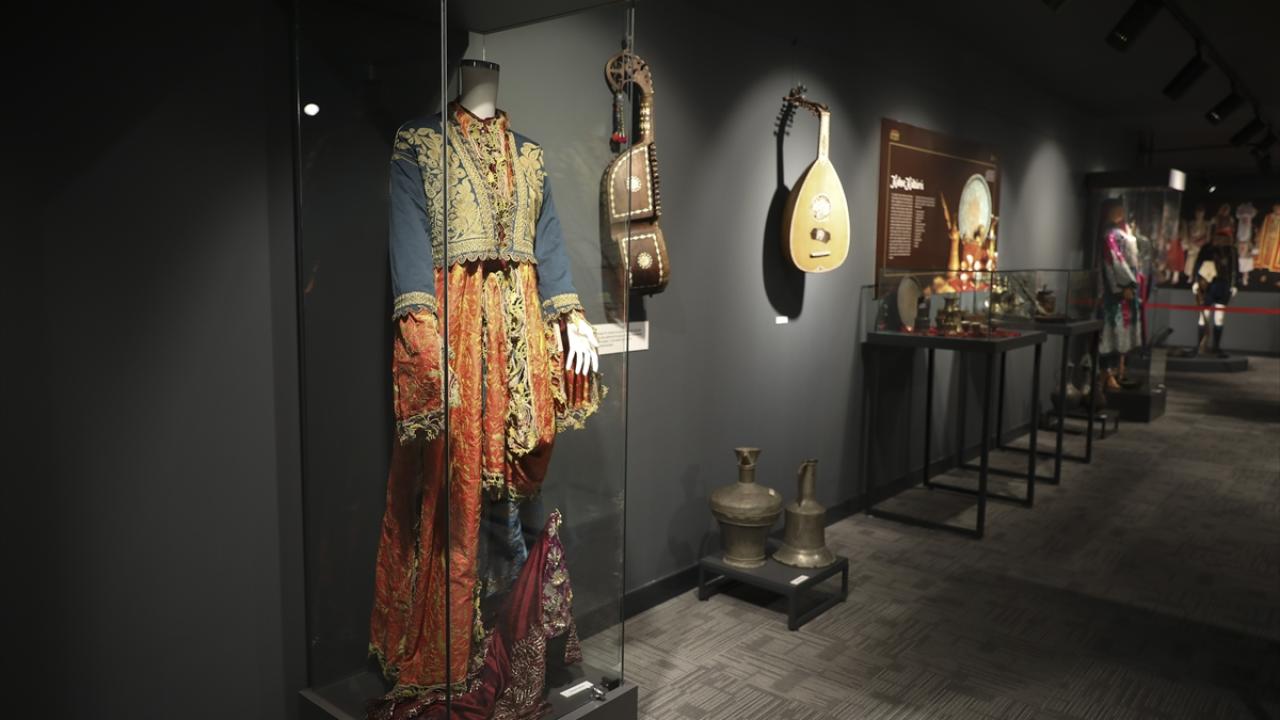 "Babam 220 farklı halkın kıyafet ve yaşam objelerini topladı"