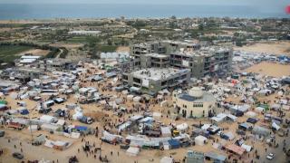 İsrail'in Gazze'ye saldırılarından kaçan yüzlerce Filistinli, Mısır sınırı yakınlarına sığındı