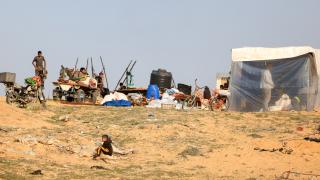 Gazzeliler derme çatma çadırlarda yaşama tutunmaya çalışıyor