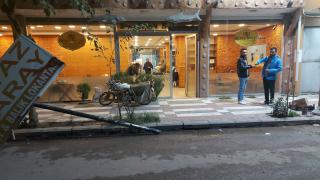 Kamyonun çarptığı tabela üzerine düştü: O anlar kamerada