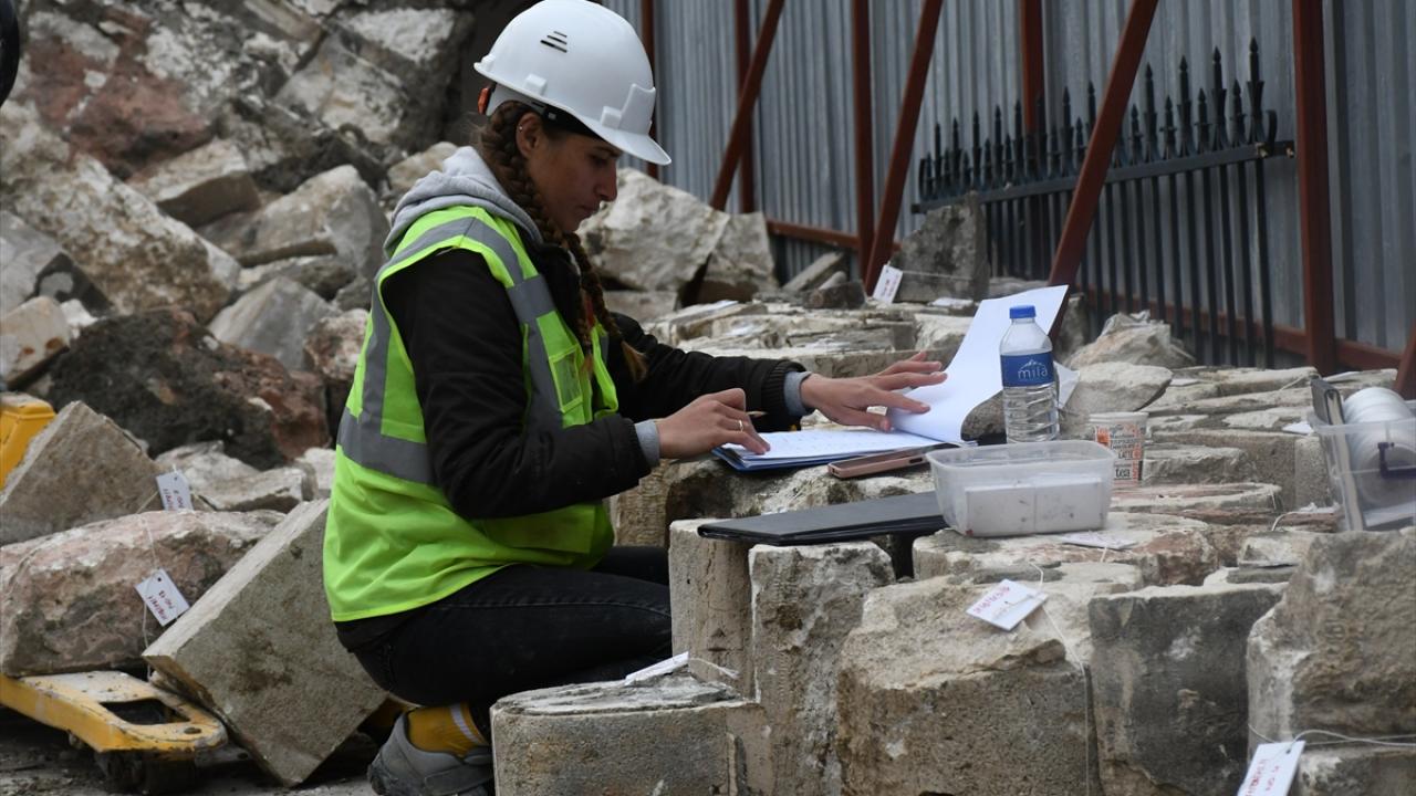 Molozlar ayrıştırılıyor