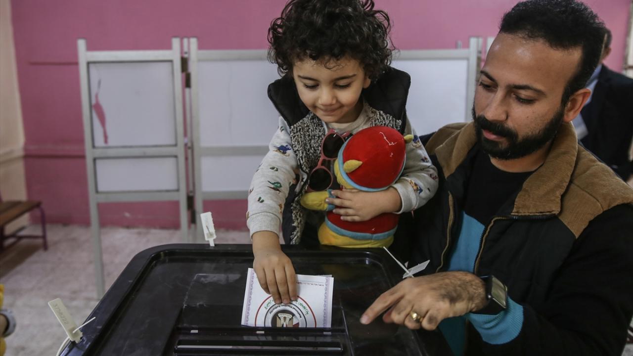 Mısır'da Cumhurbaşkanlığı seçimleri için oy verme işlemi sürüyor