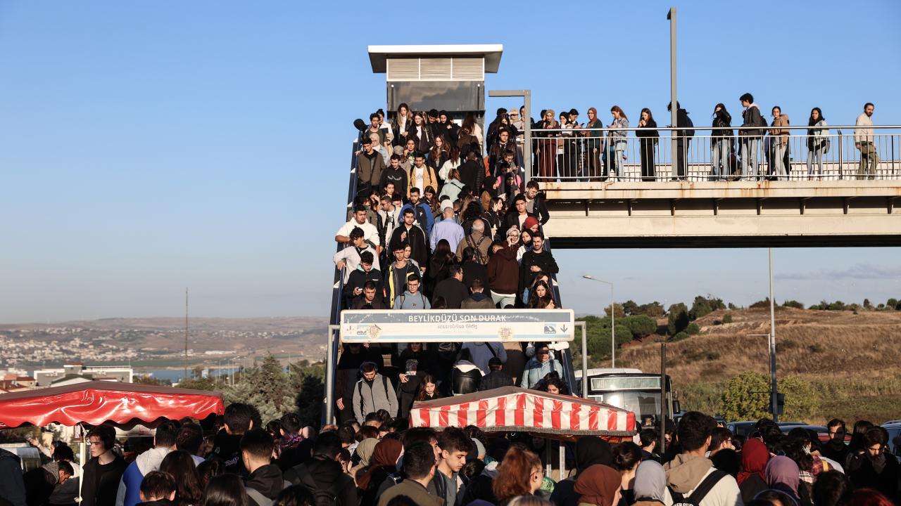 Metrobüsten raylı sistemlere aktarma yapılabiliyor