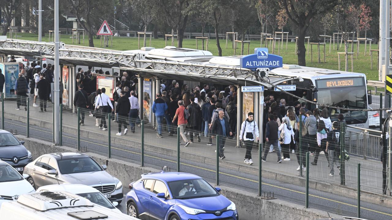 Kapasitesinin üzerinde yolcu taşıyan metrobüste konforlu ulaşım zor