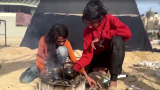 Savaşın yükünü taşıyan yerinden edilmiş Gazzeli çocukların hayalleri yok oldu