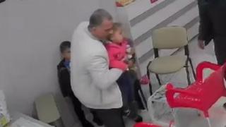 Boğazına şeker kaçan çocuk Heimlich manevrasıyla kurtarıldı