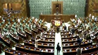 Hindistan Parlamentosu'nda ziyaretçiler Genel Kurul salonuna atladı