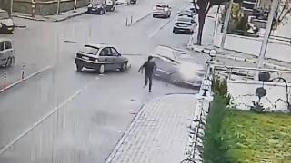 Kazada otomobiller savruldu, vatandaş şans eseri kurtuldu