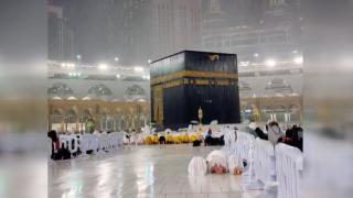 Müslümanlar şiddetli yağış altında Kabe'de ibadet ettiler