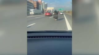 İstanbul'da trafiği tehlikeye atan motosikletliye para cezası kesildi
