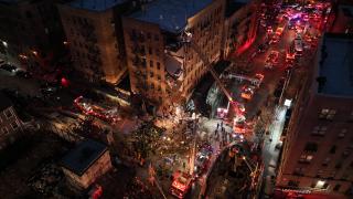 New York'ta 7 katlı apartmanın bir kısmı çöktü