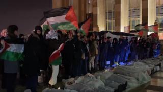 Parisliler İsrail'in katlettiği sivilleri temsilen yere uzanarak eylem yaptı