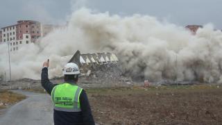 Kahramanmaraş'ta ağır hasarlı 3 bina 700 kilo patlayıcıyla yıkıldı