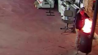 Tiner döktüğü soba patladı