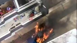 Yanan araca balkondan su dökerek müdahale etti