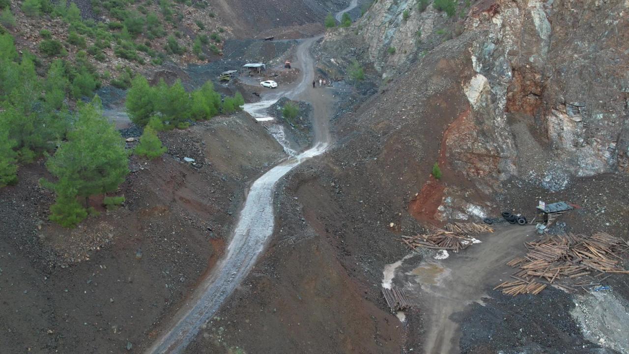 2 işçiye mezar olan krom madeni havadan görüntülendi