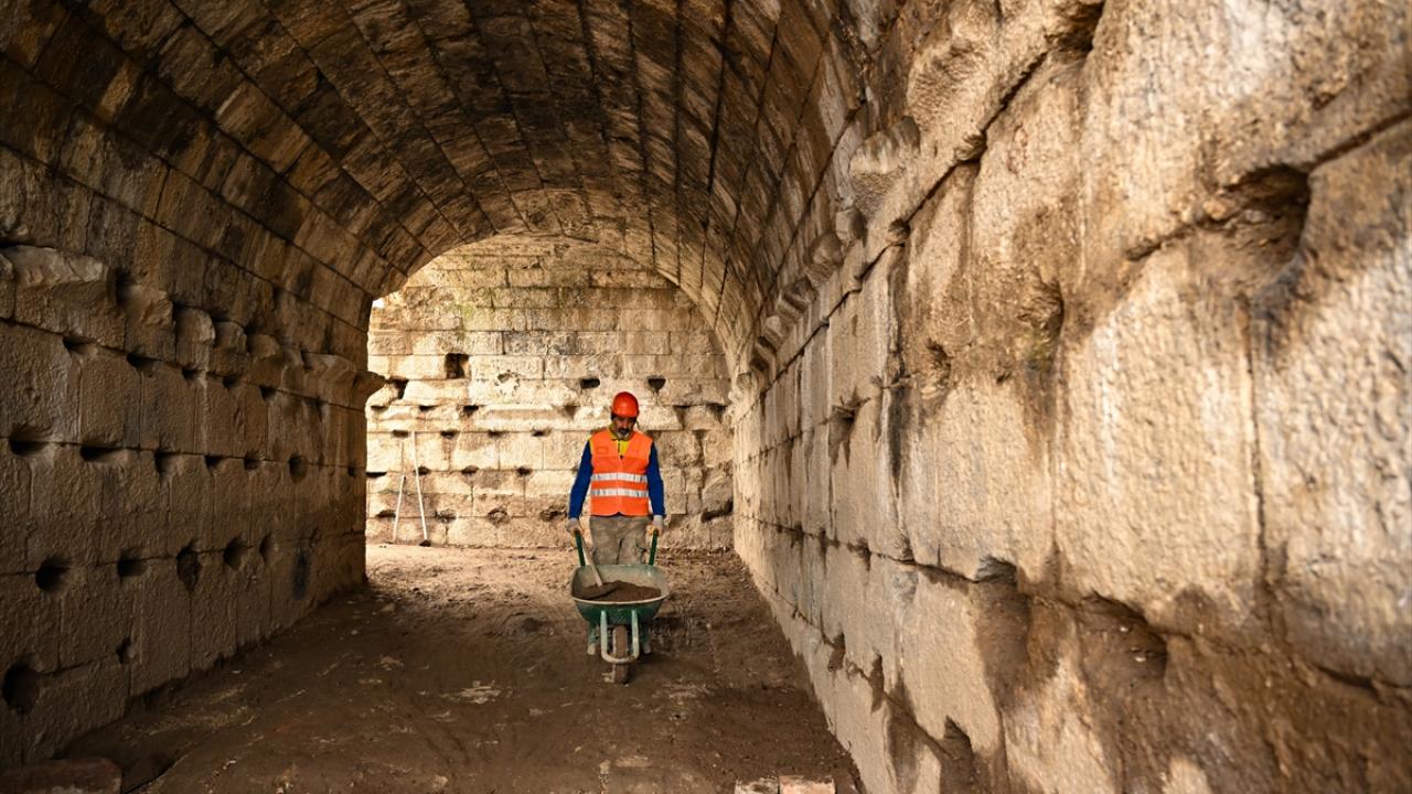 Antik tiyatro bütünlüğe kavuşuyor
