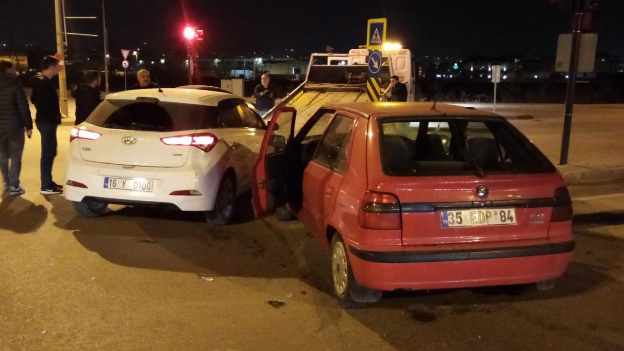Bursa'da çarpışan iki otomobildeki 5 kişi yaralandı
