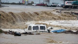 Çanakkale'de dereler taştı: Yollar kapandı araçlar ve tekneler sürüklendi