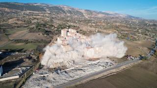 Dinamitle patlatılan binalar saniyeler içinde yıkıldı