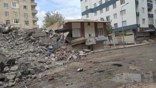 Yıkılan bina yandaki evin üzerine çöktü