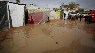 Gazzelilerin sığındığı çadırları su bastı