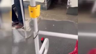 Küçükçekmece’de İETT Otobüsünü su bastı: O anlar kamerada