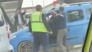 Aracındaki sopayla başka bir sürücüye böyle saldırdı