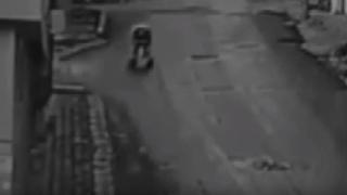 İzmir'de yürekleri ağza getiren görüntü: Bebek arabası yokuş aşağı böyle kaydı