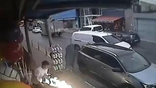 Yanan kamp ocağını eliyle dışarı atıp tekmeyle söndürdü