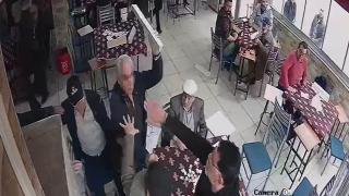 Okey masasında istekalarla birbirlerine saldırdılar