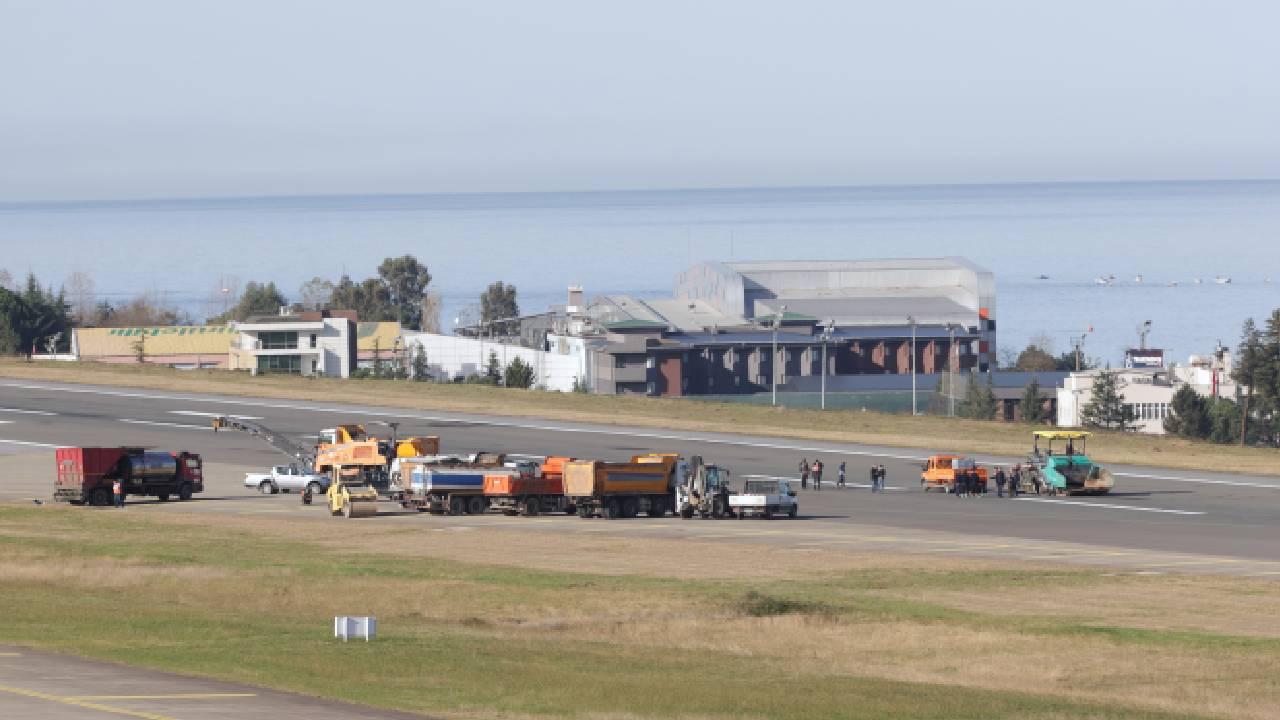 Trabzon Havalimanı'nda pist onarım çalışması yapılıyor