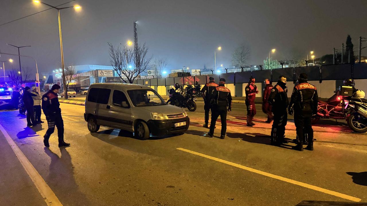 Sakarya'da hafif ticari araçla çarpışan 2 motosikletteki 4 yunus polisi hafif yaralandı