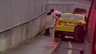 Kaldırıma çıkan taksiye yaya tepkisi