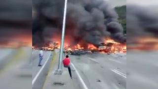 Venezuela'da tiner yüklü kamyonun yol açtığı zincirleme kazada 18 kişi öldü