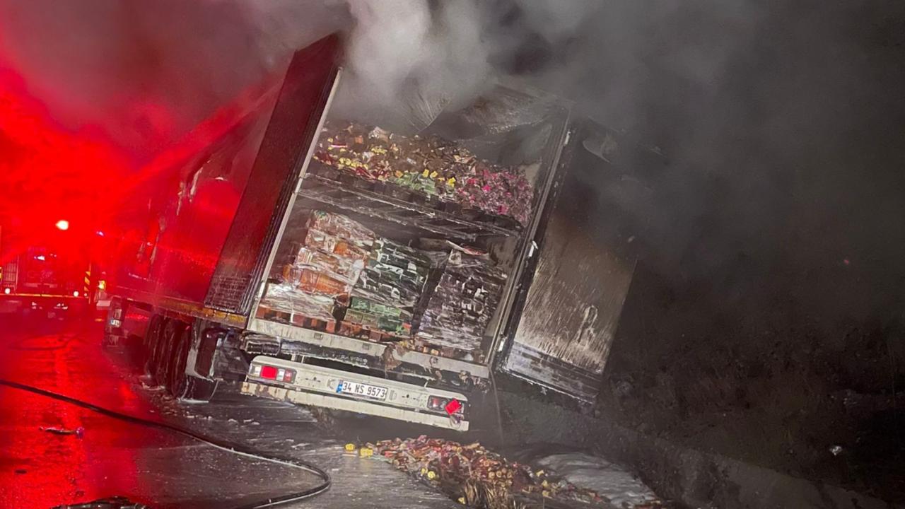 Uşak'ta seyir halindeki tır alev aldı